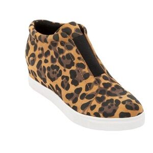 Aqua College Glady Leopard Suade Waterproof Sneakers. GUC. Size 8.